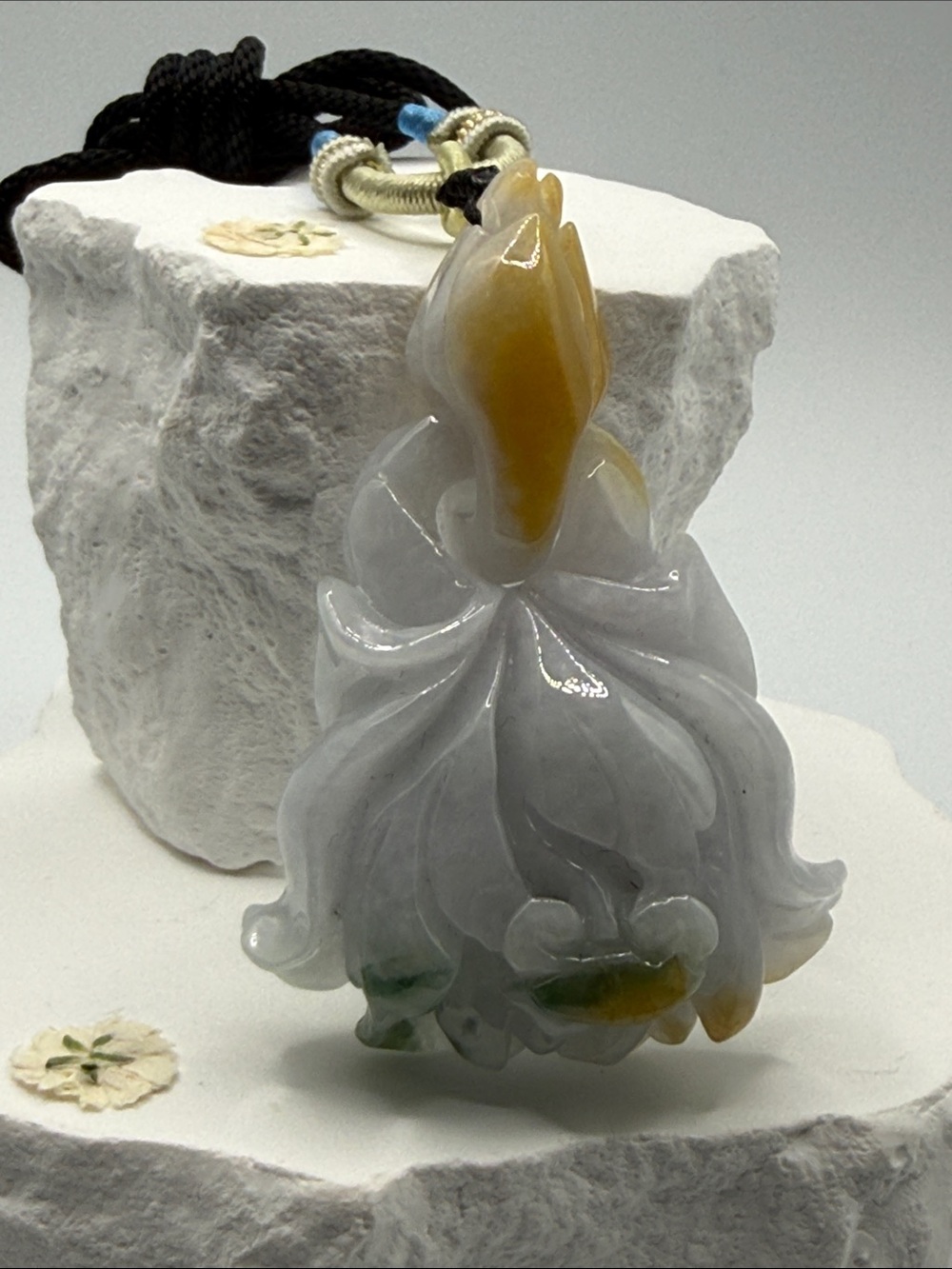 Hand-Carved Jade FlowerPendant Necklace - Yellow & White